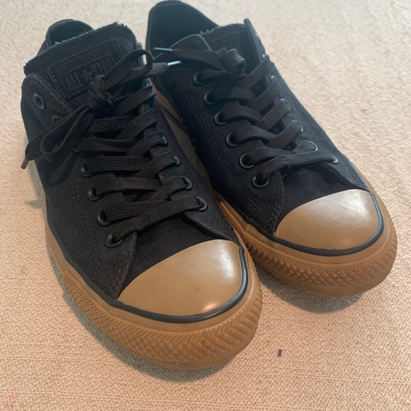 Converse Chuck Taylor’s size 9.5 blk w/ gum bottom
